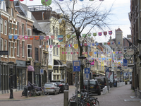 906218 Gezicht over het Oudkerkhof te Utrecht, waar vlaggetjes opgehangen zijn ter gelegenheid van de viering van de ...